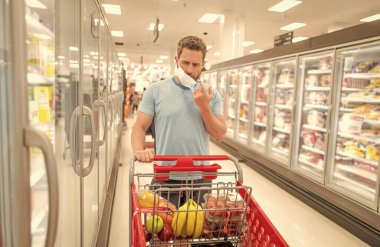 Süpermarketten yiyecek almak. Tüketim. Karantina sırasında alışveriş.