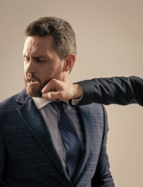 Yumruk yiyebilir. İş adamı çenesine yumruk yemiş. Fiziksel kavga. İşyeri şiddeti