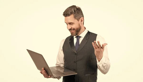 Chico sorprendido en traje de negocios con el ordenador aislado sobre fondo blanco, negocio —  Fotos de Stock