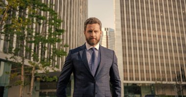 Profesyonel traşsız CEO. Formalite içinde yakışıklı bir iş adamı. iş başarısı.