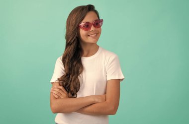 çocukluk mutluluğu. Şık bir parti havası. Kırmızı gözlüklü mutlu çocuk..