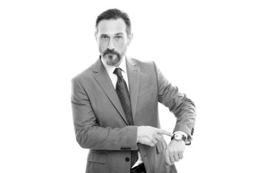 Takım elbiseli, ciddi, olgun bir patron beyaz ve son teslim tarihinde izole edilmiş nöbeti gösteriyor.