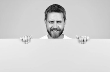 Reklam için fotokopi alanı olan mutlu bir adam. Reklamcılık. duyuru.