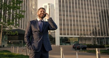 İletişim. Mutlu iş adamı akıllı telefonda konuşur. Patron konuşuyor..