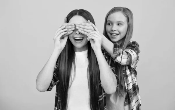 Adivina quién. niños alegres divirtiéndose. modelo femenina bailando. —  Fotos de Stock