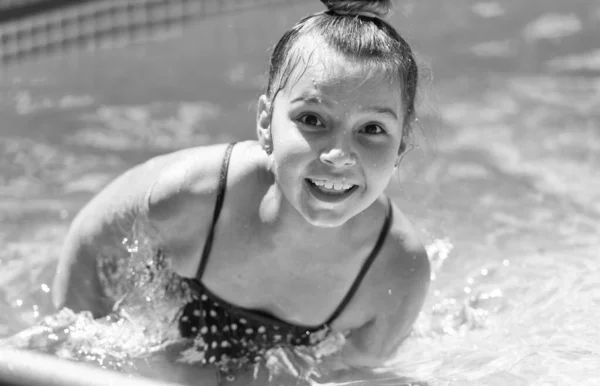 Szczęśliwy mokry portret twarzy dziecka uśmiechnięty w basenie w słoneczny letni dzień, dziewczyna — Zdjęcie stockowe