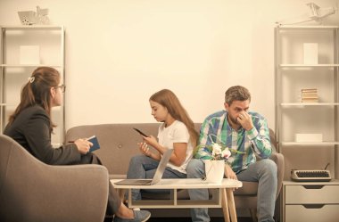 Aile terapisi. Veli toplantısı. Ebeveynlik ve babalık.