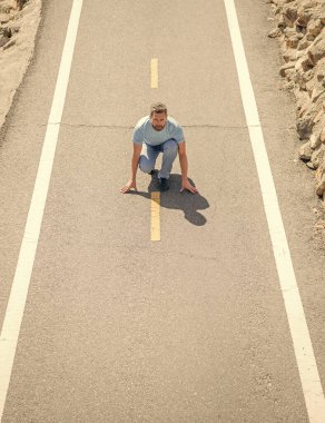 Meydan okuma ve rekabet. Sağlıklı bir yaşam tarzı. Olgun bir adam yola koyuluyor. spor etkinliği.
