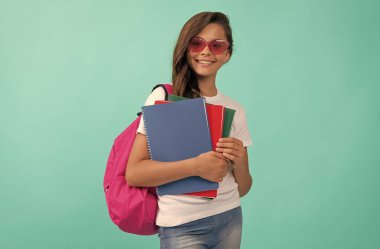 1 Eylül çocukluğu. Okul çantalı öğrenci ders çalışmaya hazır..