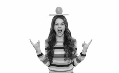 Turuncu ve okul not defterli havalı kız çocuğu. vitamin ve diyet.