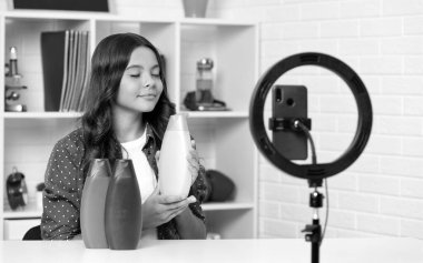 Saç kremi. Gülümseyen kız selfie çekti. çocuk güzellik blogcusu.