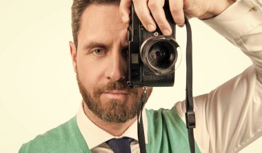 Fotoğraf çekiyordum. Erkek fotoğrafçı. İş adamı fotoğrafı. Adam fotoğraf makinesini tutuyor. Amatör ve profesyonel fotoğrafçılık. Çekimler beyaza izole edildi. Fotoşop. fotoğraf çalışması