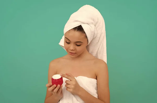 Criança na torre de banho aplicando creme de pele, máscara facial — Fotografia de Stock