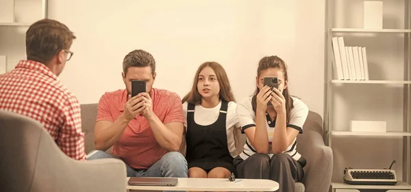 Telefoon verslaafde vader moeder en kind bij familie psycholoog, communicatie — Stockfoto