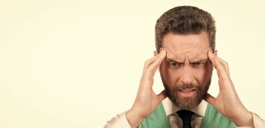 beyaz iş adamlarına acı çektirmek. Bıyıklı stresli adamın başı ağrıyor..