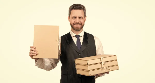 Homme d'affaires souriant tenir tas de dossiers isolés sur blanc, espace de copie, travail — Photo