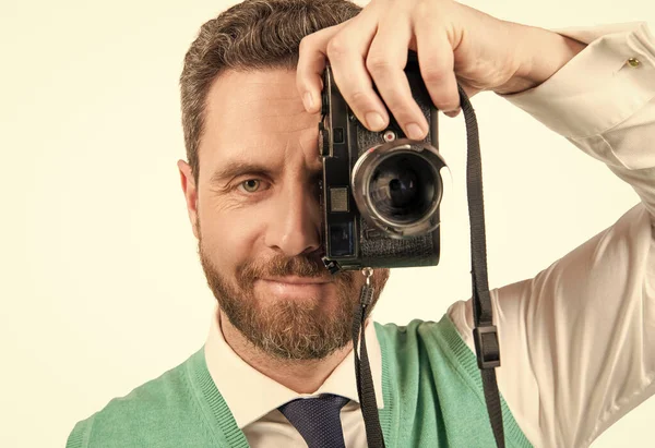 Retro kameralı adam beyaz arkaplanda izole edilmiş, kopyalama alanı ve fotoğraf makinesi kullanıyor.