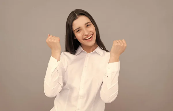 Ευτυχισμένη επιτυχημένη επιχειρηματίας σε λευκό πουκάμισο σε γκρι φόντο, επιτυχία — Φωτογραφία Αρχείου