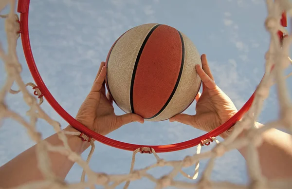 Anotación durante el partido de baloncesto. La pelota pasa por la canasta. hombre lanzando la pelota en el aro — Foto de Stock
