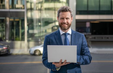 İş bilgisayarı iletişimi. Modern teknoloji. İnternet erişimi. e- postayı kontrol et.