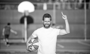 Basketbol topu olan kaslı bir adam. Spor antrenörü ya da basketbol oyuncusu. spor okulu.