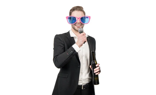 Chico feliz conferencier dar brindis con vino al micrófono, tostador —  Fotos de Stock