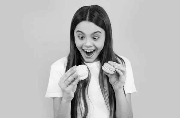 Wauw. patisserie koekjes. kind met dessert bakkerij. verrast kind houden frans macaron. — Stockfoto