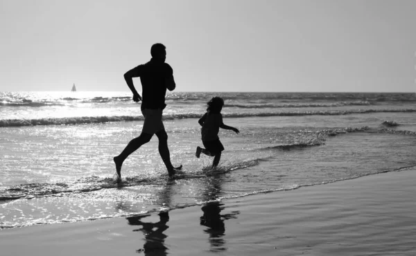 Fin de semana en familia. papá y el niño se divierten al aire libre. infancia y crianza. — Foto de Stock