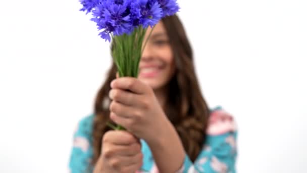 Centaurea closeup in hands of cheerful kid long hair smell wildflower flower bouquet, bouquet. — Stockvideo