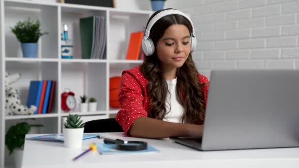 Child in headphones communicating on computer, communication — Stockvideo