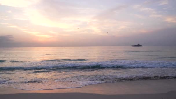 Hermosa naturaleza mediterránea fondo de agua ondulada y puesta de sol cielo con barco, crepúsculo — Vídeos de Stock