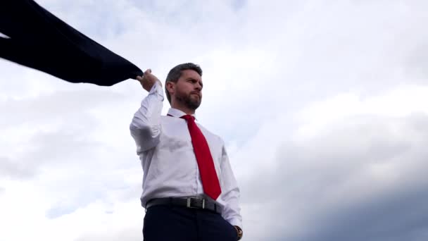 Serious confident man boss on sky background, agile business — стоковое видео
