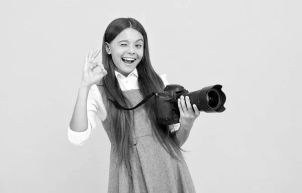 Vidám gyerek lány fotózni digicam show ok gesztus, fotózás — Stock Fotó