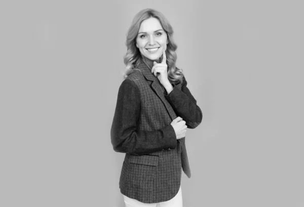 Дівчина в бритській куртці. бритська мода. усміхаючись бізнес-леді в англійському одязі — стокове фото