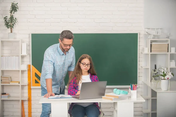 Батько і ботанік навчаються в школі з ноутбуком на фоні дошки, Кірі — стокове фото