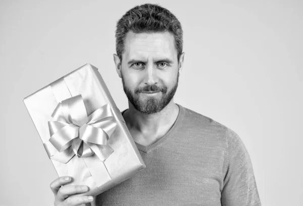 Hombre maduro guapo hombre de negocios con barba sosteniendo regalo o caja de regalo, aniversario —  Fotos de Stock