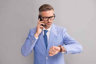 Yetişkin CEO cep telefonundan konuşuyor. Telefon var. mobil teknoloji. iletişim.