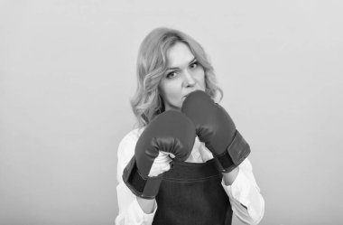 Savaşacak. Ev işleri ve ev işleri. Saldırgan bayan barista yumrukluyor. Profesyonel aşçı.