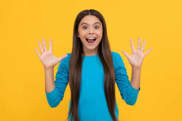 Verrast gezicht portret van kind op gele achtergrond. positieve emoties uit te drukken. — Stockfoto