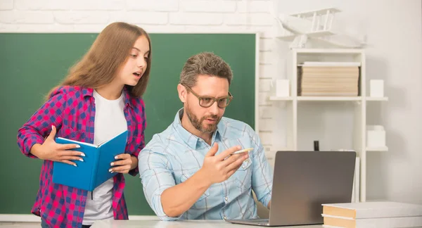 Privat lärare och barn hålla copybook. Familjehjälp. pappa och dotter använder anteckningsbok. — Stockfoto