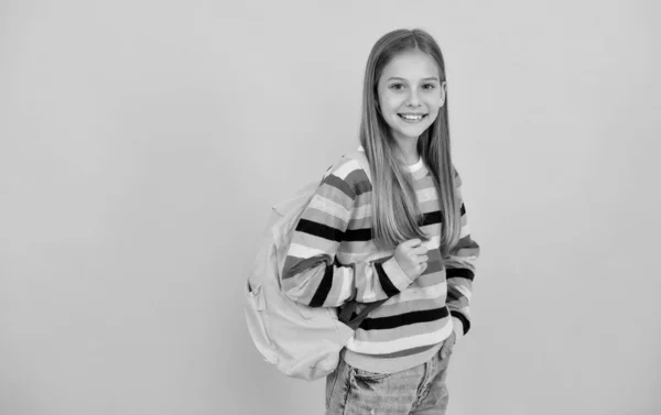 Menina adolescente feliz levar mochila. de volta à escola. Dia do conhecimento. conceito de educação. — Fotografia de Stock