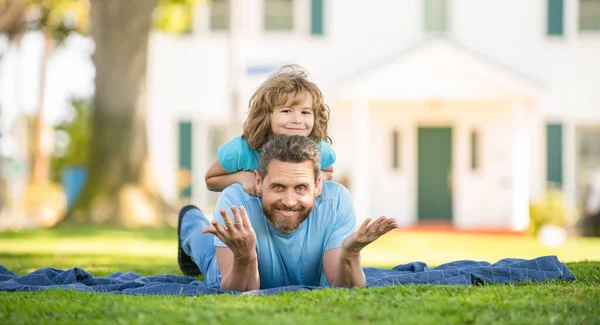 Drôle père avec fils se détendre ensemble sur herbe verte parc, amitié — Photo