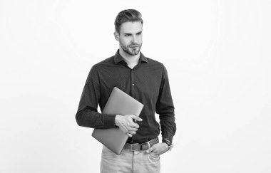 Çevik iş kavramı. İnternette çalışan traşsız bir adam. Modern kablosuz laptop. programcı pc kullan