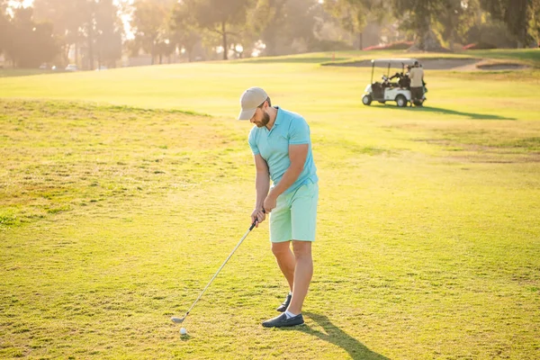 Profesjonalny sport na świeżym powietrzu. męski golfista na profesjonalnym polu golfowym. — Zdjęcie stockowe