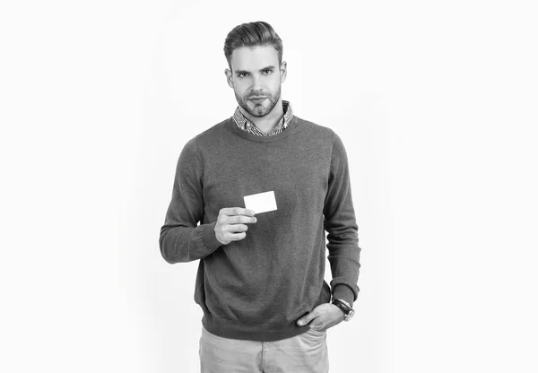 Homem bonito com cartão de crédito ou débito, espaço de cópia. businessman show business card. — Fotografia de Stock
