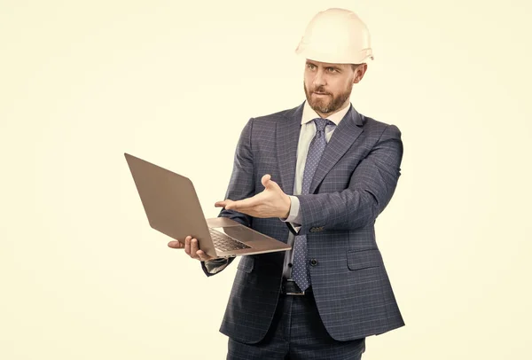 Professional engineer in hardhat point at laptop screen for engineering, computer software — Stock Photo, Image