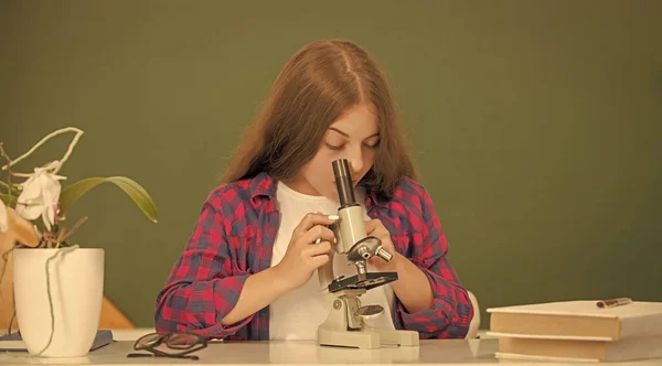 Gamin avec microscope en classe au tableau noir, science — Photo