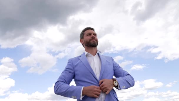 Free inspired man unbuttoned jacket feeling success, freedom — Vídeos de Stock