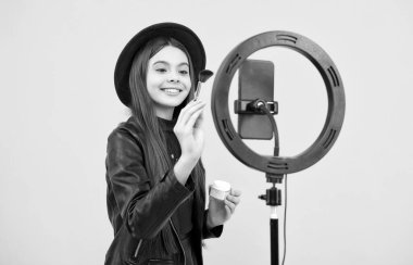 Mutlu genç kız blogcu selfie kablosu lambası ve akıllı telefon, makyaj dersi kullanıyor..