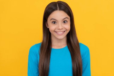 Kadın manken. Genç bir kızın güzel görünüşü. Sarı arkaplanda çocuk portresi.